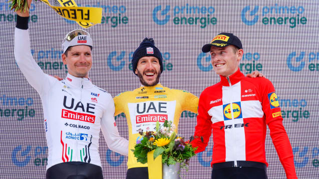 Das Siegertreppchen der Tour de Suisse: Almeida Joao (li.), Sieger Yates Adam (mi.), Skjelmose Mattias (re.).