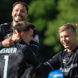 Der eigentliche SVW-Keeper Michael Zetterer bejubelt das zwischenzeitliche 1:1 beim Blumenthaler SV.