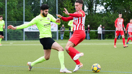 Torgefährlich: Philipp Basmaci (links) im Trikot von Wehen Wiesbaden.