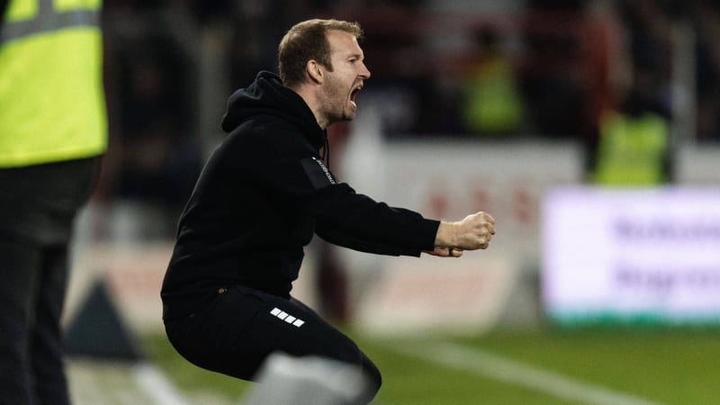 3. Liga - VfL Osnabrück - VfB Stuttgart II am 06.10.2024 an der Bremer Brücke in Osnabrück Trainer Pit Reimers (Osnabrueck) gibt lautstark Anweisungen *** 3 Liga VfL Osnabrück VfB Stuttgart II on 06 10 2024 at the Bremer Brücke in Osnabrück Coach Pit Reimers Osnabrueck gives loud instructions PD