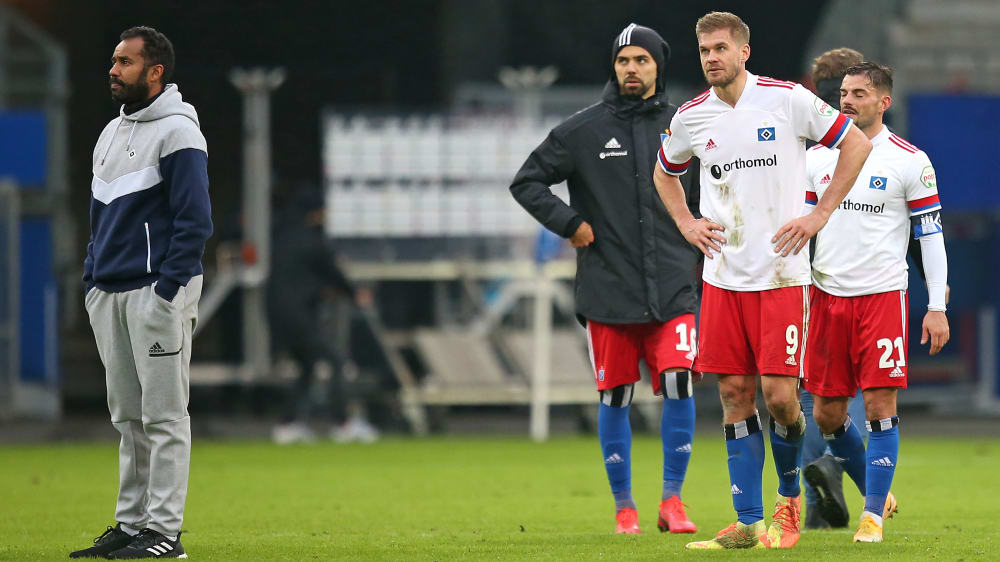 Ratlos? HSV-Coach Daniel Thioune & Co. nach der Pleite gegen Hannover.