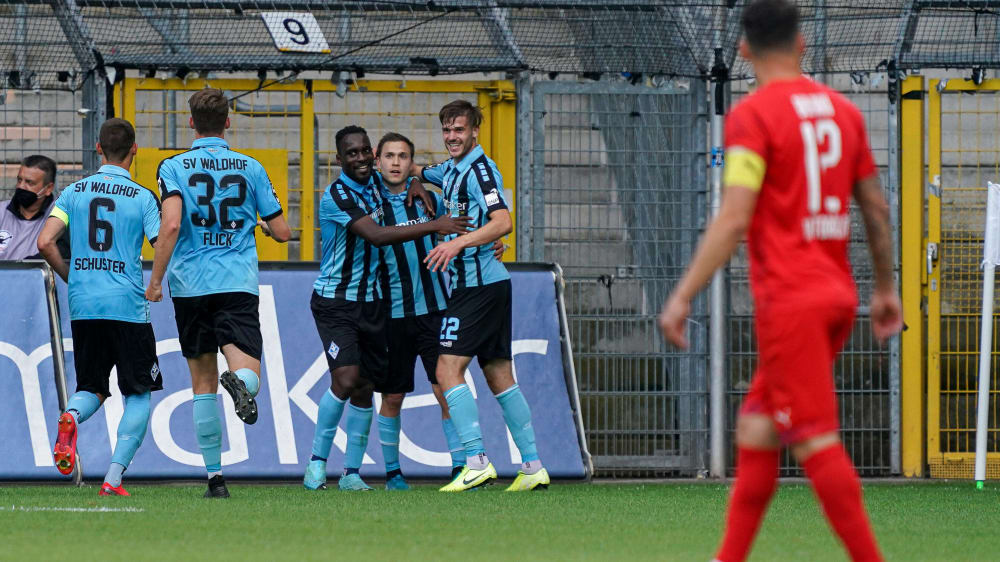 Jubel beim SV Waldhof &#252;ber das sp&#228;te Tor zum 2:1.