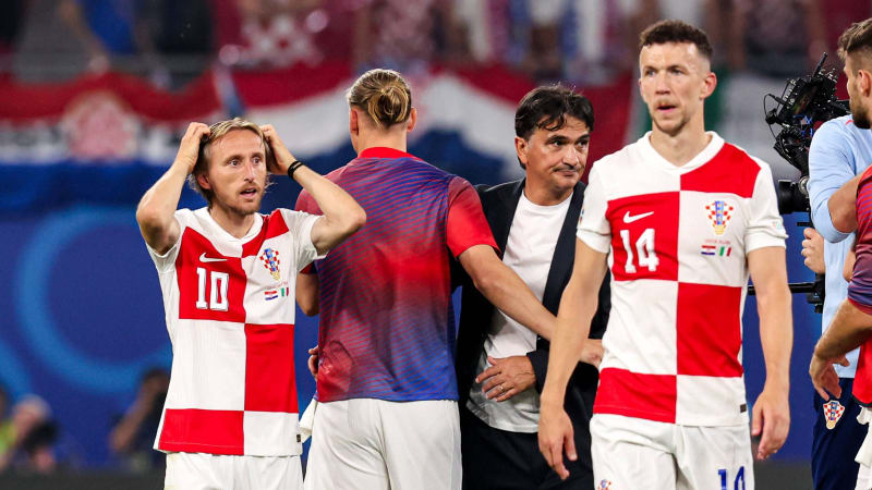 2024-06-24 Croatia v Italy - Group B - UEFA EURO, EM, Europameisterschaft,Fussball 2024 LEIPZIG, GERMANY - JUNE 24: Lovro Majer of Croatia, Luka Modric of Croatia looks dejected after defeat, head coach Zlatko Dalic of Croatia during the Group B - UEFA EURO 2024 match between Croatia and Italy at Red Bull Arena on June 24, 2024 in Leipzig, Germany. (Photo by Peter Lous BSR Agency) Leipzig Germany Content not available for redistribution in The Netherlands directly or indirectly through any third parties. Copyright: xBSRxAgencyx