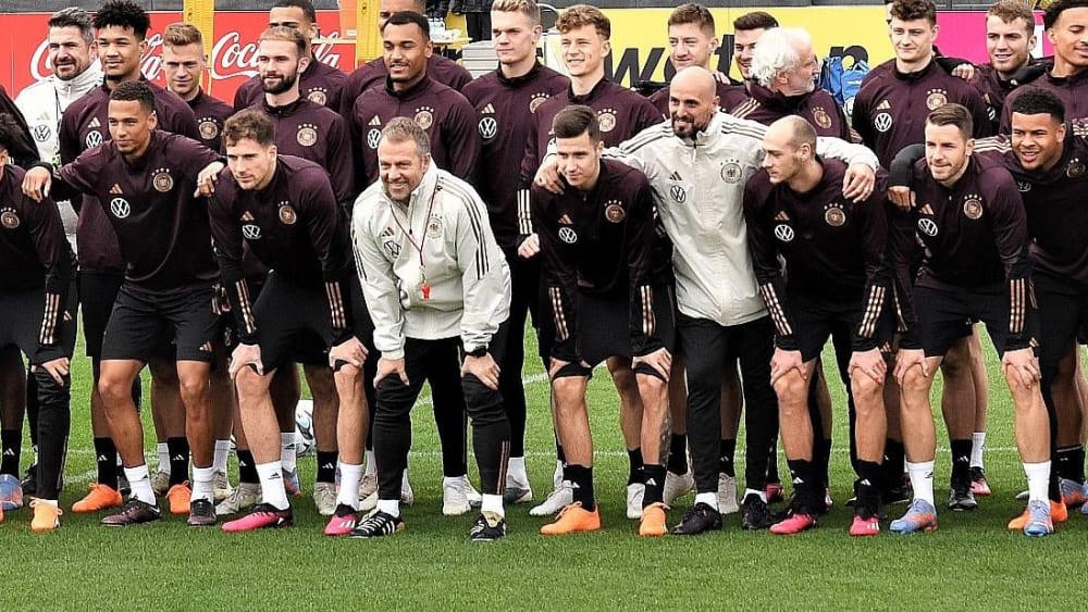 Gruppenbild: Auch die - ausdrücklich gewünschten und als Ziel ausgegebenen - Abstellungen von U-21-Akteuren zu Hansi Flicks (in weiß, links) A-Nationalmannschaft verwässern die Generalprobe von Antonio Di Salvos (in weiß, rechts) Auswahl.