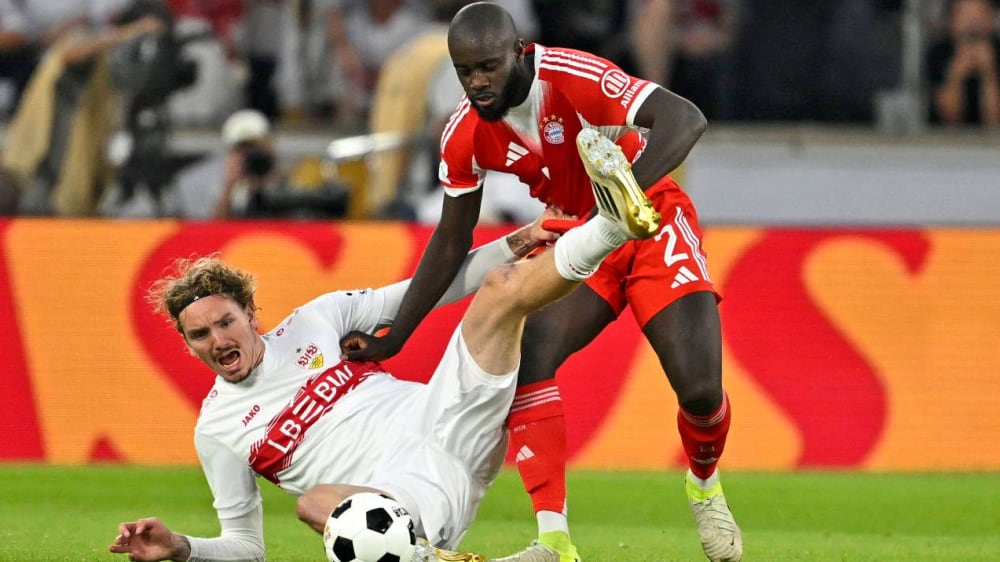  Stuttgarts Nick Woltemade gegen Bayerns Dayot Upamecano.