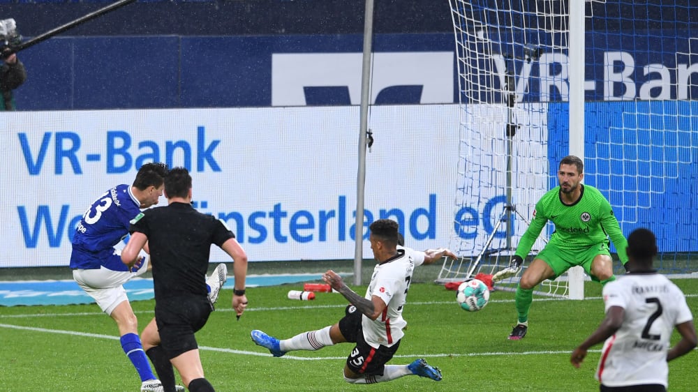 Schalkes Joker Hoppe trifft zum 4:2 - die Vorentscheidung auf Schalke.