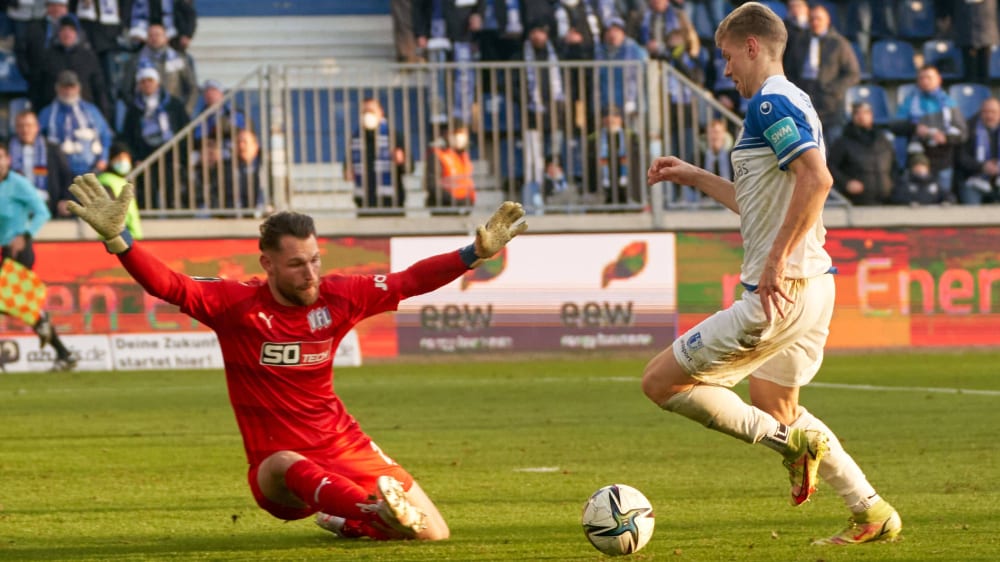 Magdeburgs Luca Schuler (r.) umkurvt Osnabrücks Keeper Philipp Kühn und trifft zur Führung.