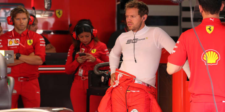 Sebastian Vettel frustriert in der Box: Sein Auto konnte keine einzige gezeitete Runde fahren.