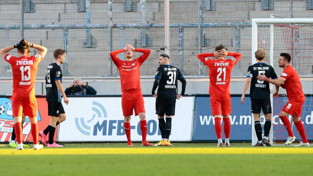 Ein Spiel der vergebenen Chancen war das Aufeinandertreffen des FSV Zwickau (rot) und Waldhof Mannheim.