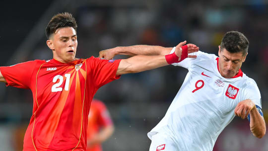 Aushängeschild: Eljif Elmas (li.) ist bereits mit 20 Jahren der zentrale Spieler bei Nordmazedonien. Am Sonntag geht es wieder gegen Robert Lewandowski und Polen. 