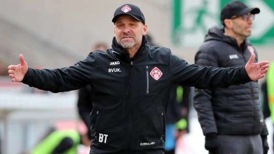 Würzburgs Coach Bernhard Trares gestikuliert während der Partie gegen Regensburg.