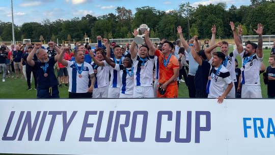 Finnische Freude: Das Siegerteam reckt den Unity Cup in den Frankfurter Himmel.