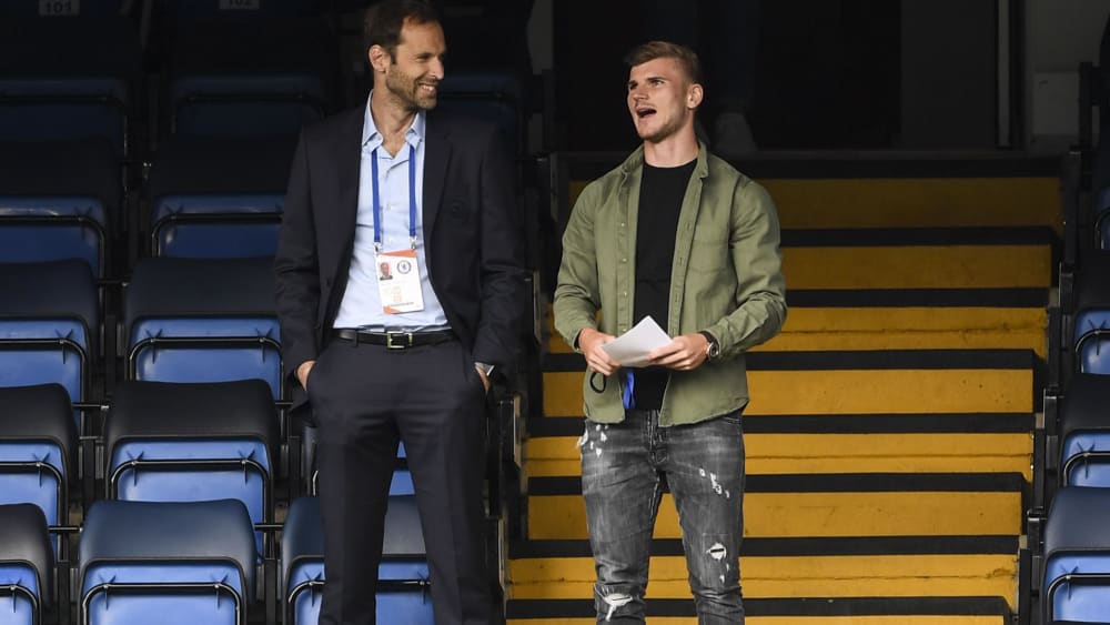 Willkommen an der Stamford Bridge: Timo Werner (r.) am Sonntag mit Ex-Keeper Petr Cech, der Technischer Berater beim FC Chelsea ist.