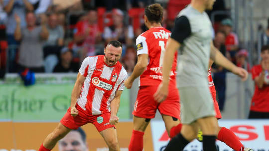 Matchwinner Artur Mergel jubelt über sein Tor zum 1:0