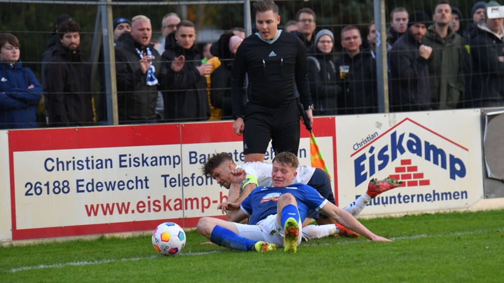 Ins Straucheln gekommen: Der SSV Jeddeloh II (blau) ist seit sieben Ligaspielen sieglos.