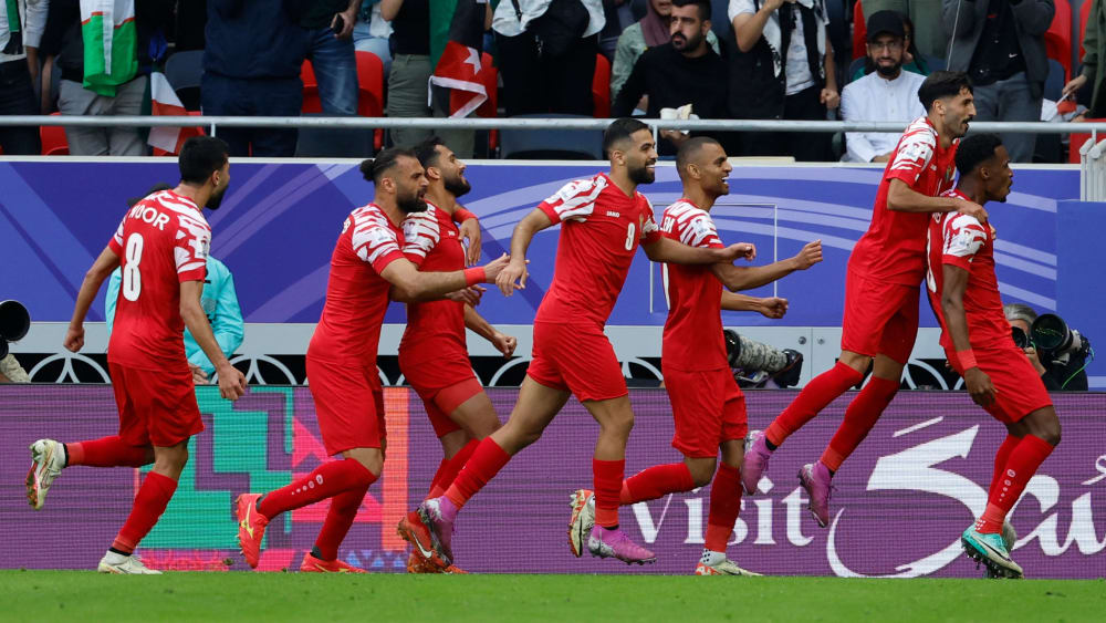 Jordaniens Nationalmannschaft bejubelt das 1:0, nachdem Tadschikistans Khanonov den Ball zuvor unglücklich über die eigene Linie brachte.