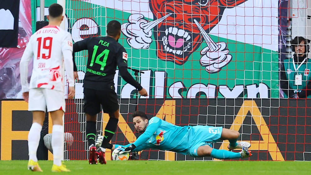 Stand bei der klaren Niederlage gegen Leipzig mehrmals negativ im Fokus: Alassane Plea (#14).