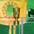 Der DFB-Pokal beim Finale in Szene gesetzt.