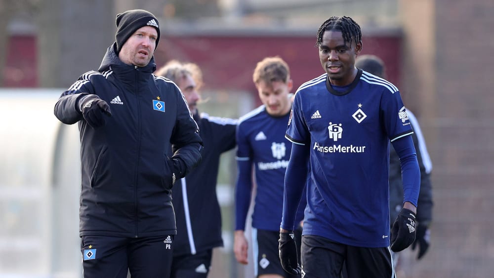 Anerkennung und Hürde: Pit Reimers (links), Trainer des Hamburger SV II, musste in der Vorbereitung einige Spieler zu den Profis abstellen.