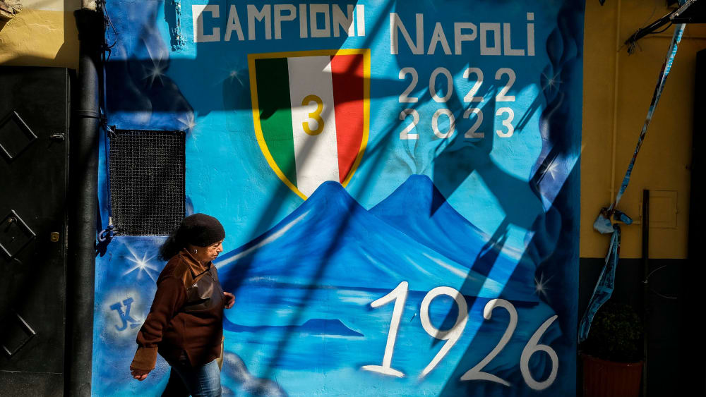Die Vorbereitungen der Feierlichkeiten für den dritten Scudetto laufen bereits: In Neapel hängen schon viele Schals in den Straßen und Bilder zieren Wände.