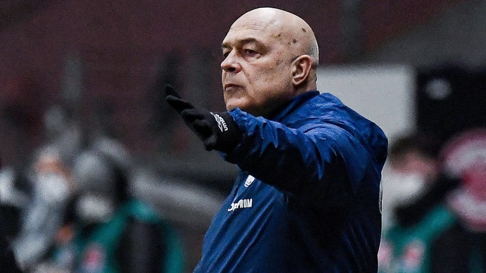 Schalkes Trainer Christian Gross fordert "mehr Druck nach vorne". 