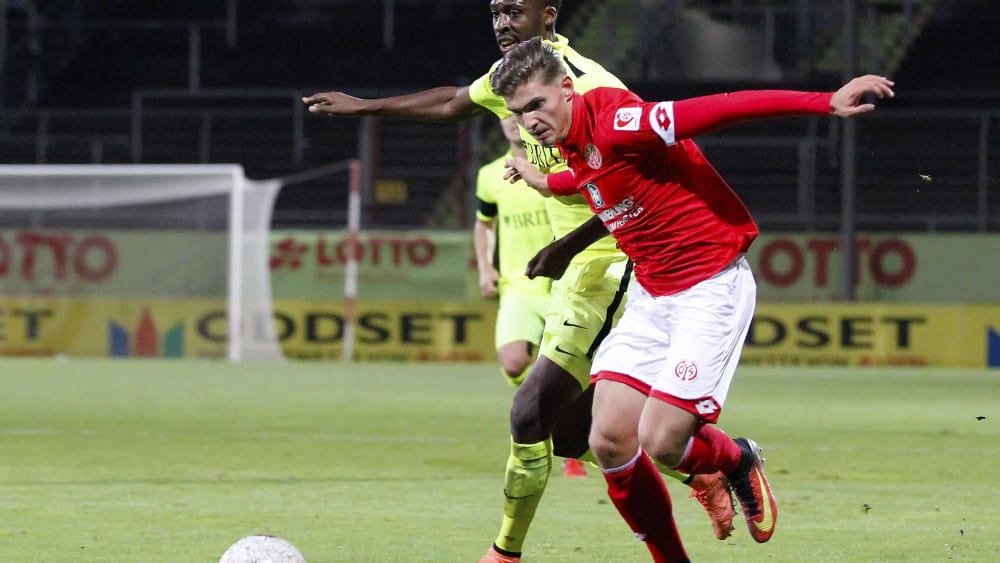 Ein Mann mit Tordrang: Patrick Huth (rotes Trikot) kam 2016/17 f&#252;r Mainz 05 II in der 3. Liga unter anderem gegen den SV Wehen Wiesbaden zum Einsatz.