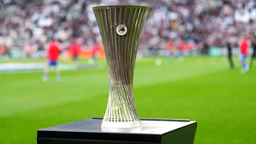 Um diesen Pokal geht es in der Europa Conference League.