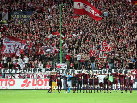 Die FCK-Fans jubeln mit ihrer Mannschaft nach dem 2:0 gegen Bayern