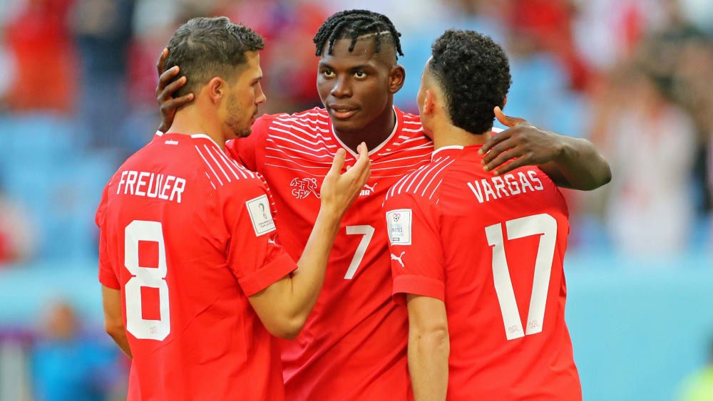 Breel Embolo (Mitte) schoss die Schweiz zum Sieg gegen Kamerun.