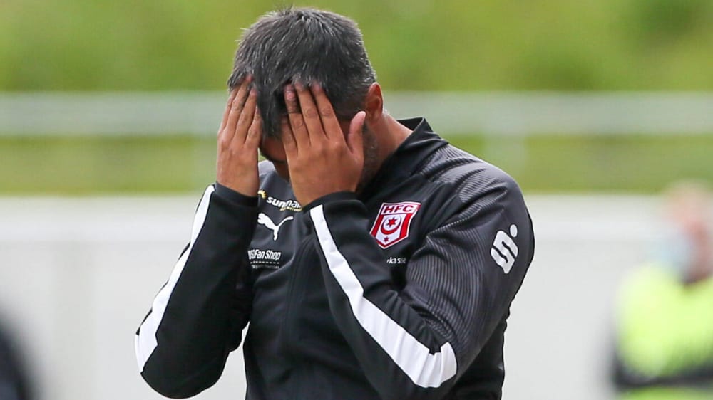 Verzweiflung bei HFC-Coach Ismail Atalan angesichts der deutlichen Niederlage in Zwickau.