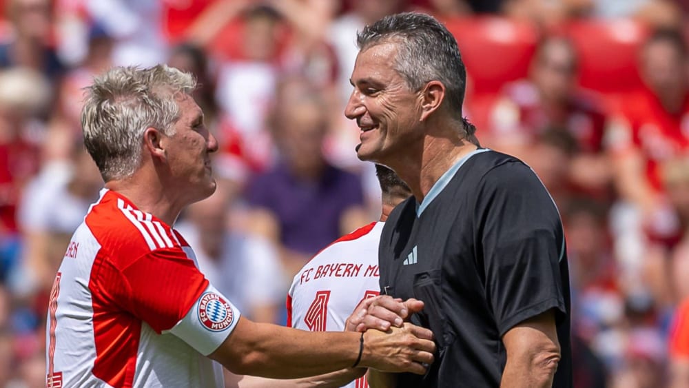 Ab 2024/25 wieder mittendrin - aber nicht auf dem Platz: Knut Kircher (re.), hier im Sommer beim Legendenspiel zwischen Bayern und Dortmund mit Bastian Schweinsteiger.