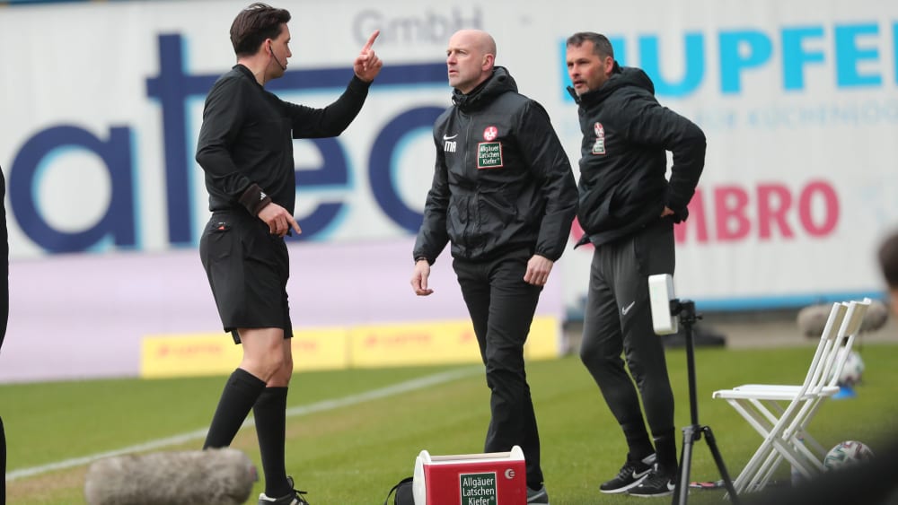 Platzverweis: Schiedsrichter Manuel Gr&#228;fe gibt FCK-Coach Marco Antwerpen die Rote Karte. 