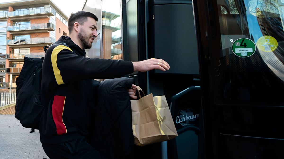 Chatton-Freut-mich-dass-alle-in-den-Bus-eingestiegen-sind-