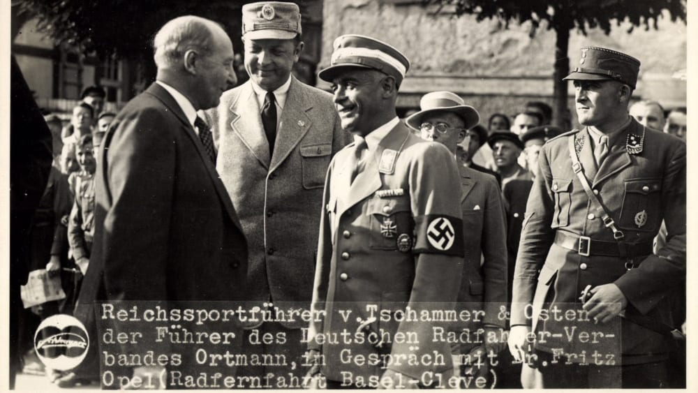 Er wurde 1933 zum "Sportf&#252;hrer": Hans von Tschammer und Osten (Mi.).