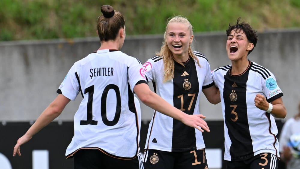 Alara Sehitler und Paulina Bartz (v. l.) bejubeln den Treffer zum zwischenzeitlichen 1:0 von Dilara Acikgöz (r.)