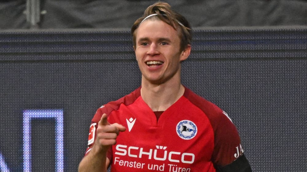 Patrick Wimmer zeigt in der deutschen Bundesliga groß auf.