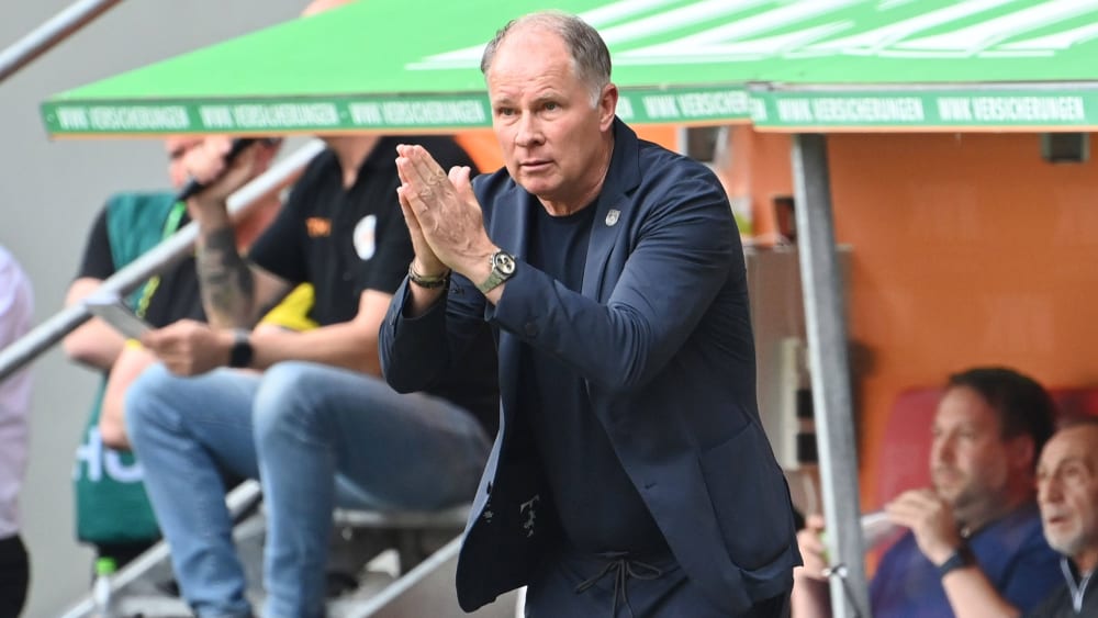 Geht optimistisch in den letzten Spieltag: Augsburgs Manager Stefan Reuter.