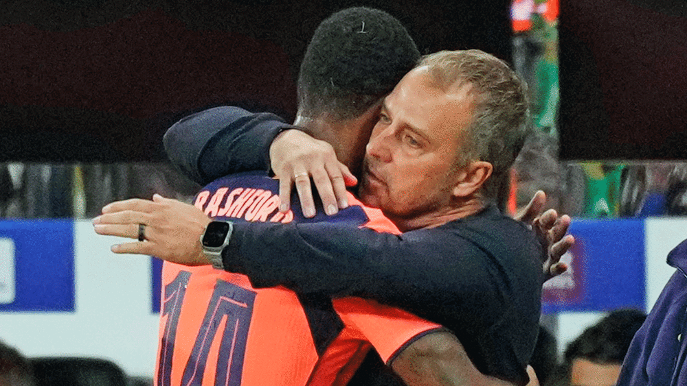 One heart and one soul: Hansi Flick when Marcus Rashford is substituted in the final phase.