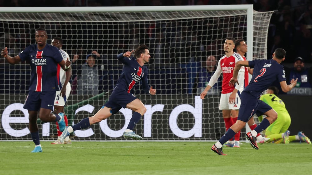 Fabian Ruiz (Mi.) dreht nach seinem sehenswerten Tor zum 1:0 gegen Arsenal jubelnd ab.