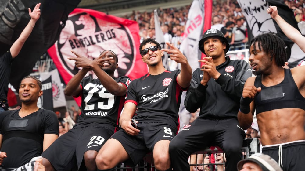 Aurele Amenda, Niels Nkounkou (#29), Fares Chaibi (#8), Jean-Matteo Bahoya und Elye Wahi (alle Eintracht Frankfurt, von li. nach re.)