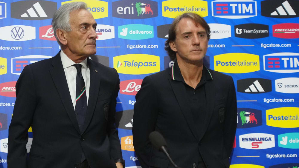 Tragen aktuell eine Art Schlammschlacht aus: Italiens Verbandspräsident Gabriele Gravina (li.) und der zurückgetretene Nationaltrainer Roberto Mancini.