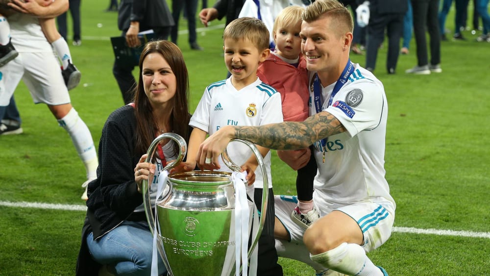 Alle happy: Toni Kroos freut sich mit seiner Familie &#252;ber den dritten CL-Titel mit Real Madrid in Folge.