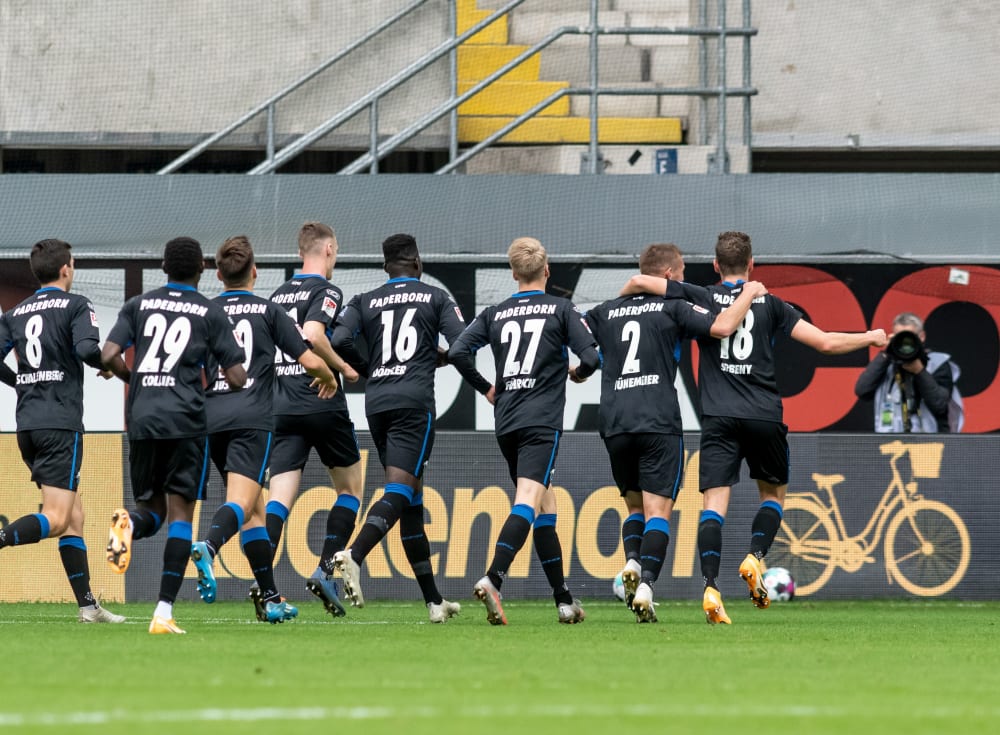 Jubel in der Reihe: Der SC Paderborn freut sich &#252;ber einen von zwei Treffern durch Uwe H&#252;nemeier (2. v. re.).