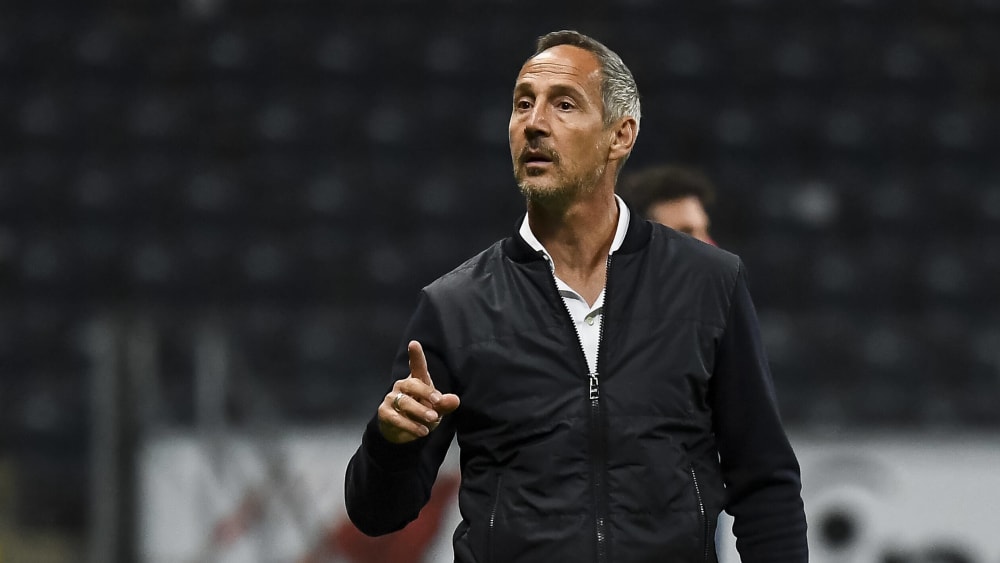 Seine Mannschaft soll aktiv agieren in Bremen: Trainer Adi H&#252;tter.