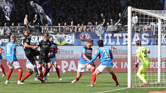 Bielefelds Frederik Jäkel (#4) trifft zum 1:0 in Kiel.