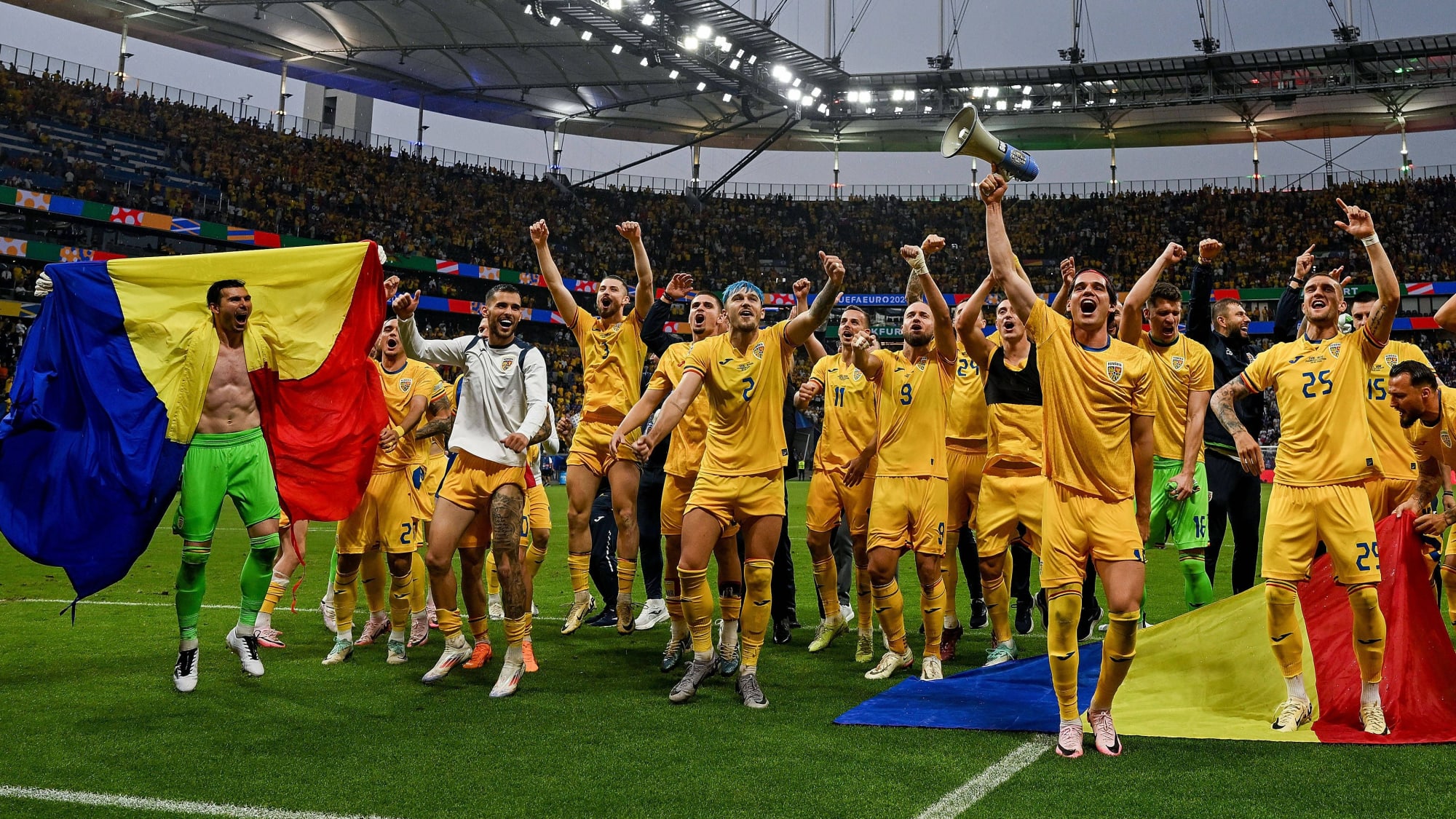Rumäniens Mannschaft jubelt mit den Fans