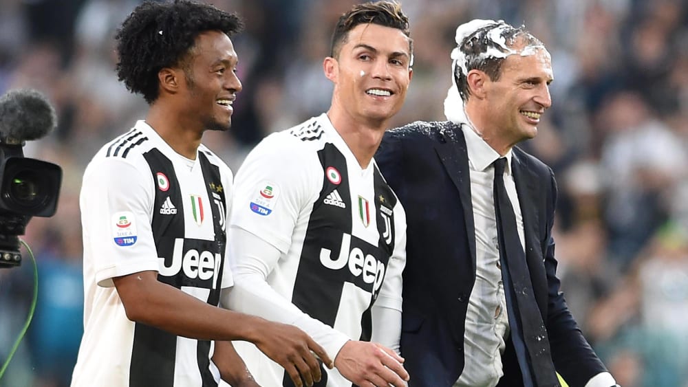 Juan Cuadrado, Cristiano Ronaldo und Massimiliano Allegri haben gute Laune.