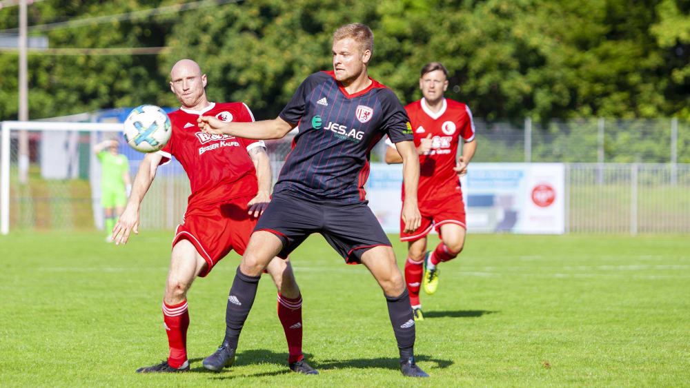 Eng dran am Gegenspieler: Artur Bednarczyk (rotes Trikot) wechselt vom SV Victoria Seelow zur TSG Neustrelitz.