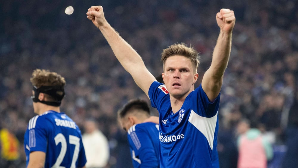 Schalkes Angreifer Marius Bülter hat einen Lauf.
