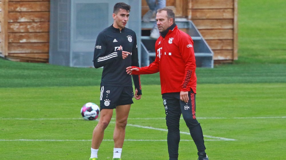 Sie durften sich bereits kennenlernen: Bayern-Neuzugang Marc Roca (l.) und Trainer Hansi Flick.